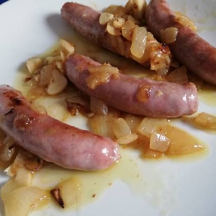 Itzizr salchichas al vino blanco.jpg