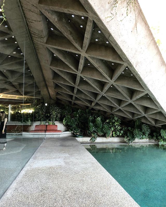 #ingoodFORM: what a treat to spend our Saturday with our nearest and dearest @ginadewittkf at the #sheatsgoldsteinresidence. #JohnLautner is a genius. Hi @astoneink & @mreriklindstrom 😊😘👋🏼