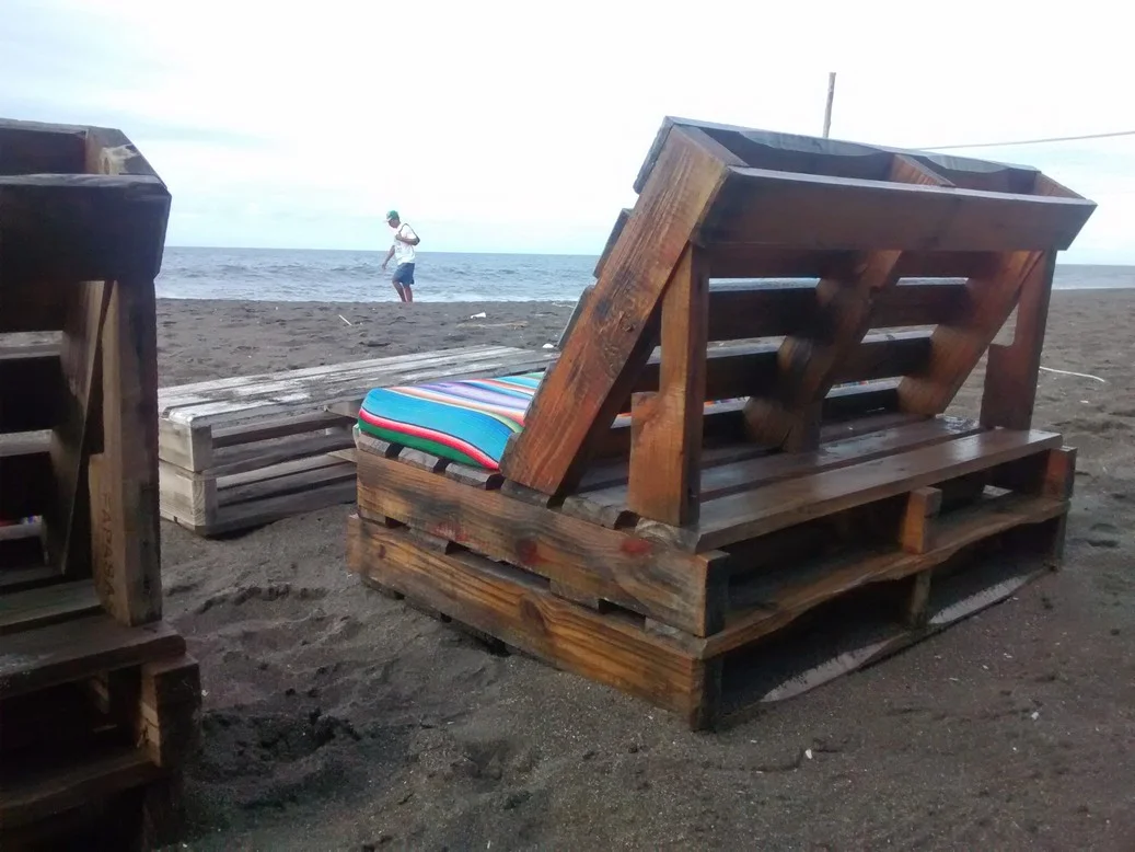 Make beachside benches and tables with old pallets.