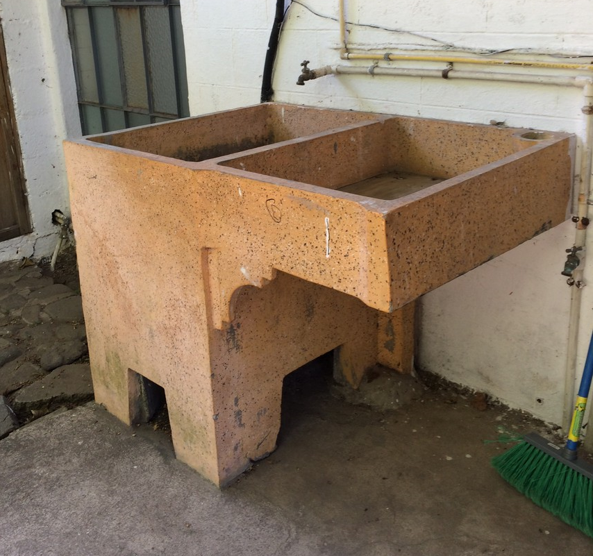 A pila is a sink that is typically outdoors and used for cleaning.