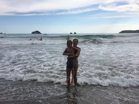 One last rinse in the ocean and then it's our turn to eat. 