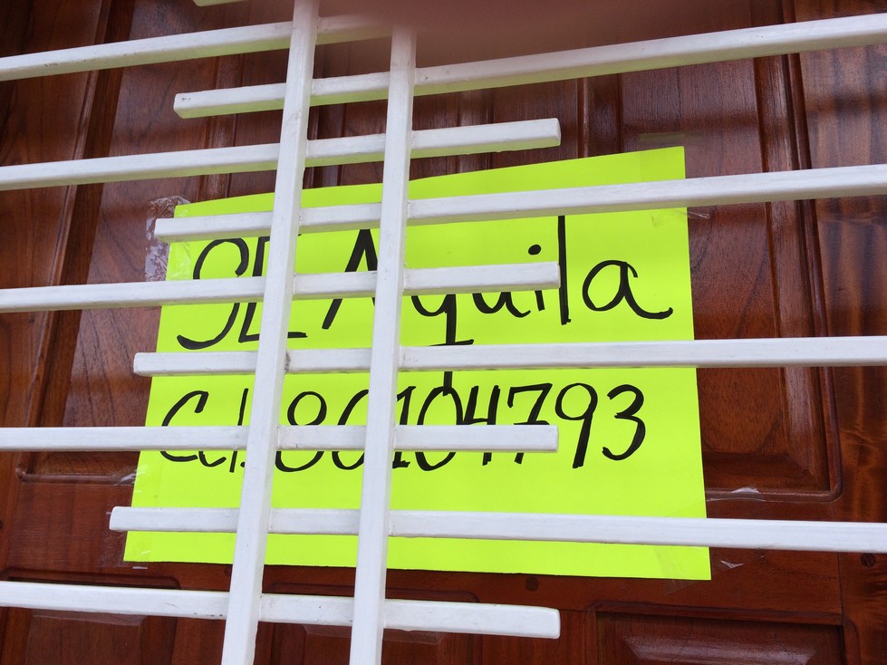 This sign actually has a phone number! This person is definitely interested in renting. 