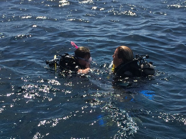 Ela and Suzanne (our instructor) doing their last minute dive checks before going under the water. 