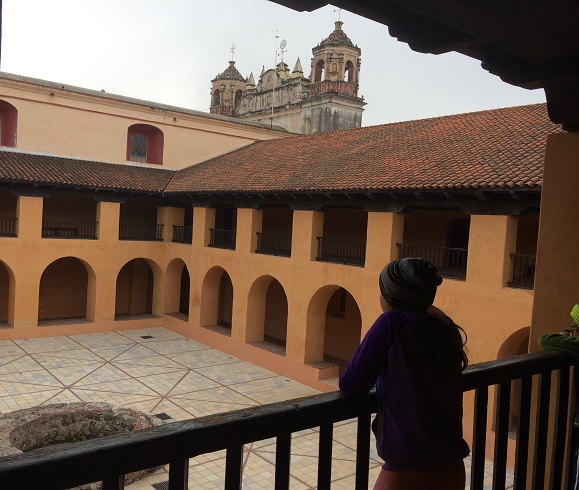 Looking at the courtyard of a building adjacent to the Iglesia de Santo Domingo in San Cristobal de las Casas. The museum was inside several rooms of this beautiful building on both the ground and second floors. 