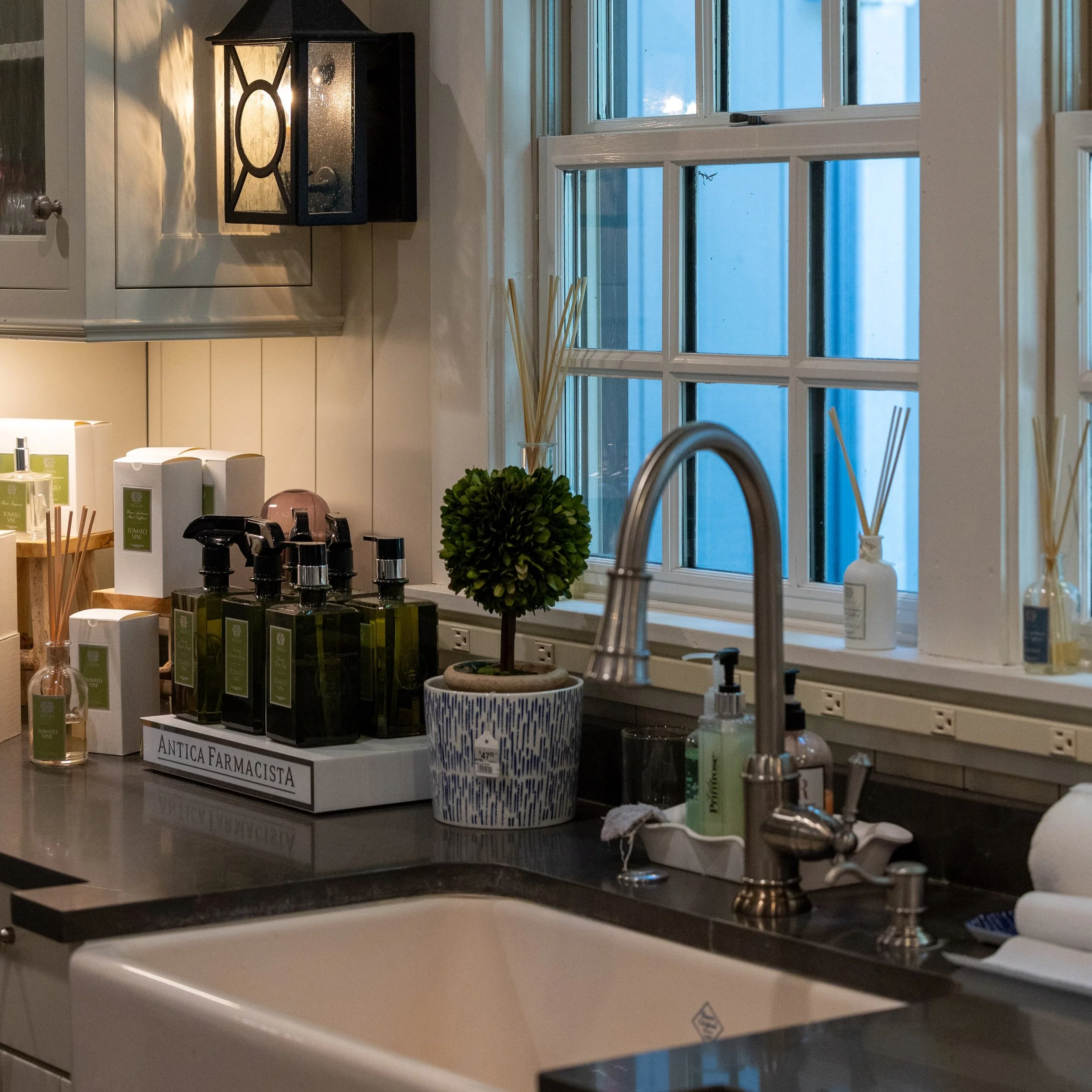 Antica Farmacista✨

Elevate the everyday with luxurious fragrances, beautifully crafted products, and timeless elegance. A sophisticated finishing touch for any home, Antica Farmacista brings beauty and indulgence to even the simplest spaces.

#antic