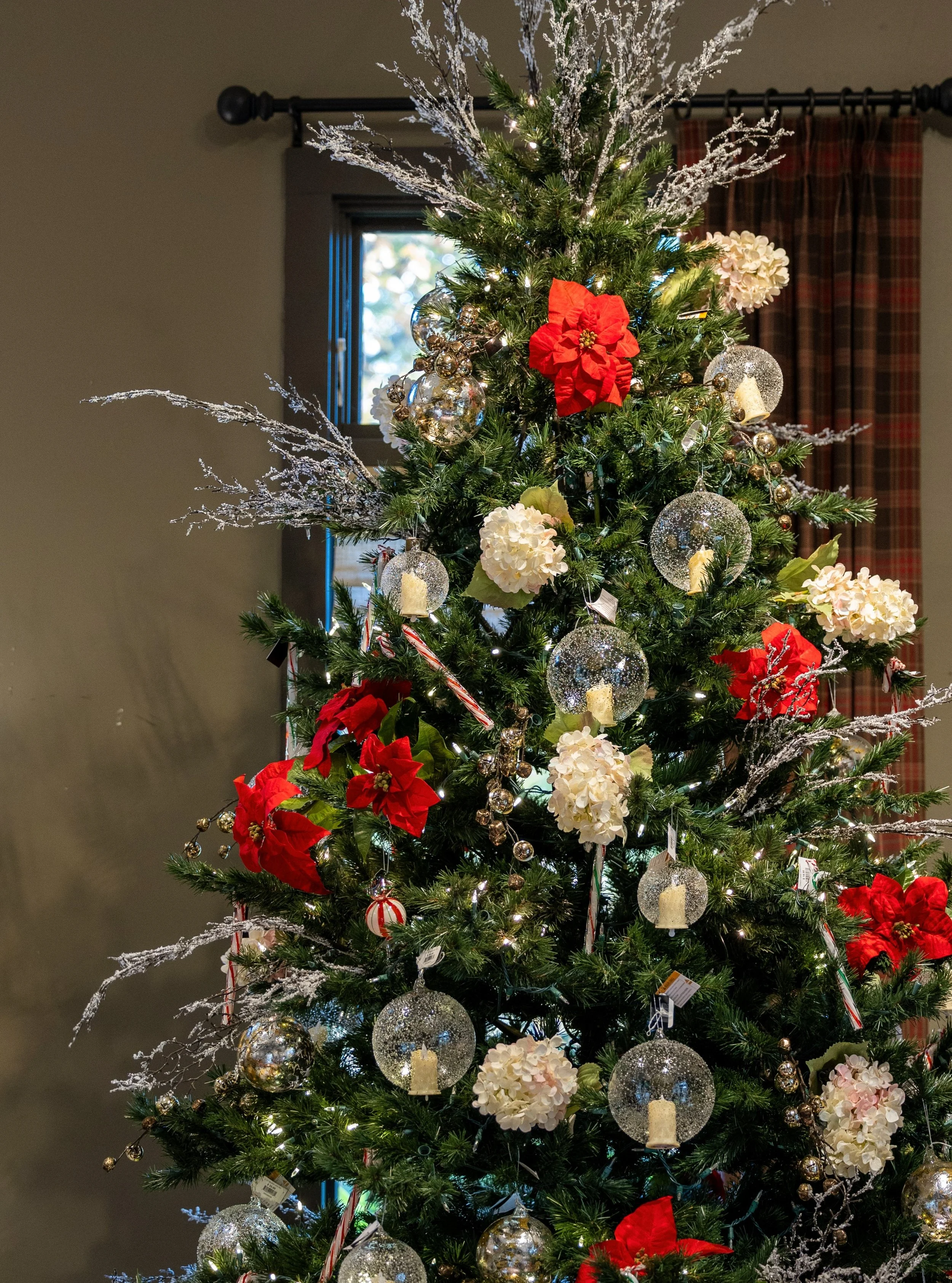 It&rsquo;s beginning to look a lot like Christmas at The Summer House by Reeves! 🎄✨

Come shop our stunning holiday collection and find the perfect pieces to make your home merry and bright. ❤️

#TheSummerHouseByReeves #ChristmasDecor #HolidayDecor 