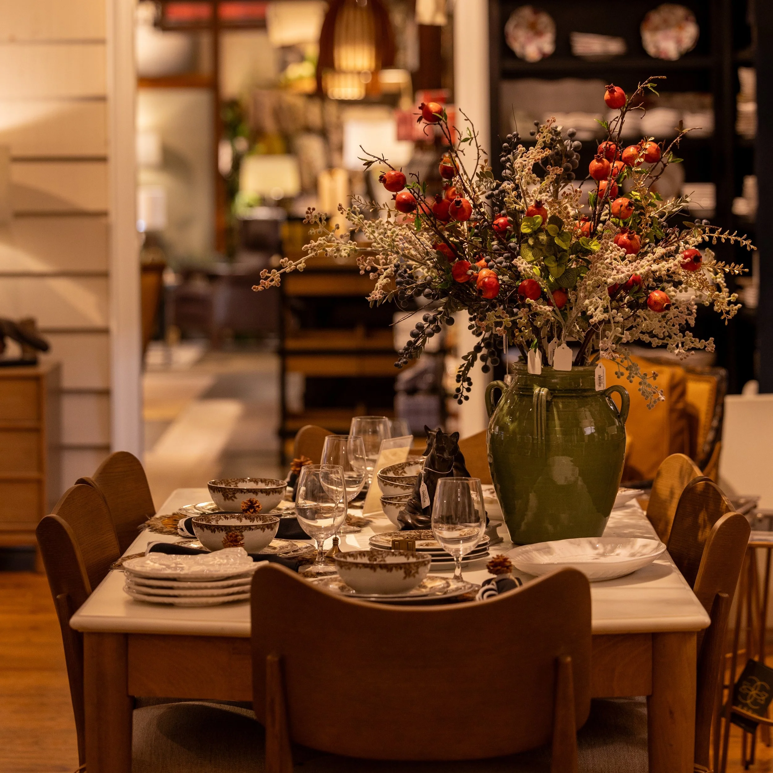 Gather around the table and enjoy the beauty of the season. 🍂

Thoughtfully styled details and warm, inviting spaces make every gathering feel special at The Summer House by Reeves. 🤎

#SummerHouseByReeves #HomeDecor #FallDecor #HighlandsNC
