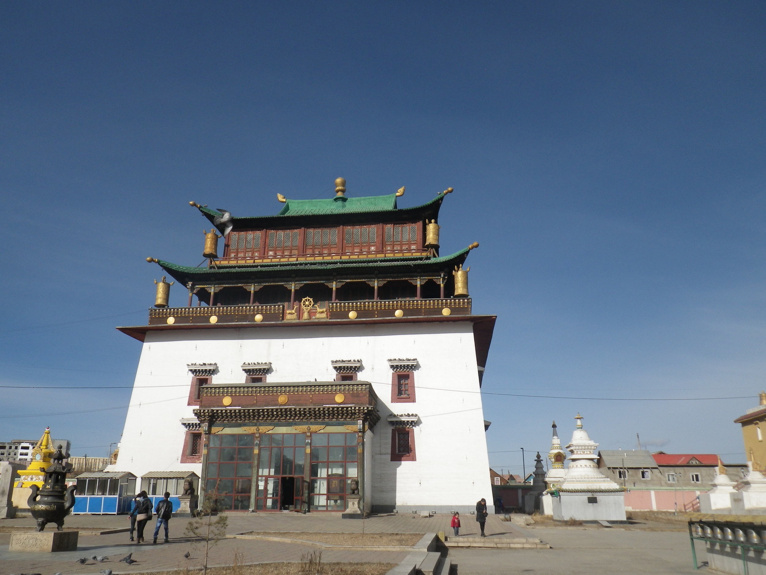Budget travel in Mongolia. Backpacking Mongolia. Buddhism in Mongolia.