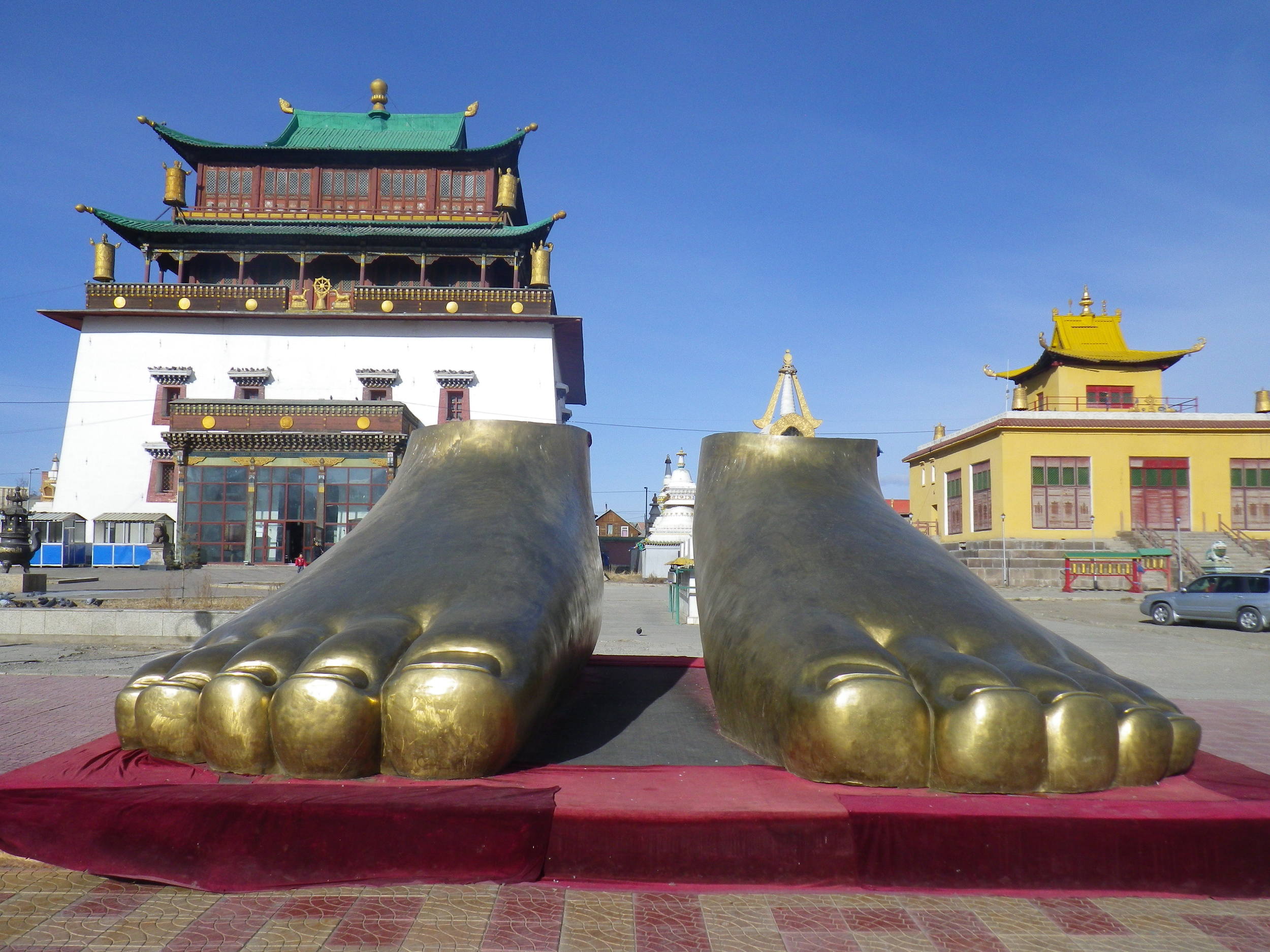 Budget travel in Mongolia. Backpacking Mongolia. Buddhism in Mongolia.