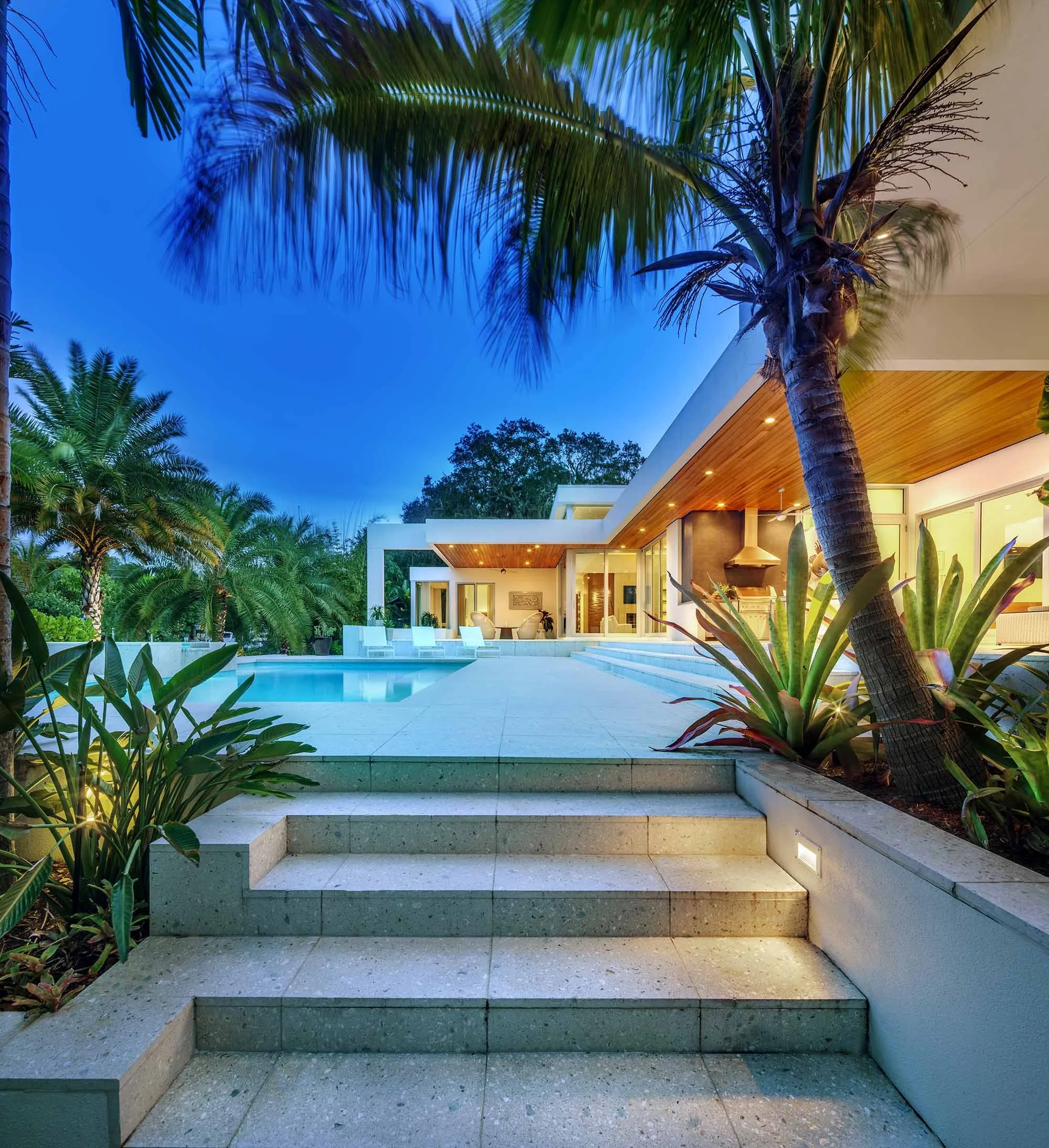   Award of Excellence | 2018   “The simple massing and clean lines successfully integrate this house in the landscape… The open plan and generous outdoor space suggest a home that truly embraces the climate and allows for outdoor living nearly year-r