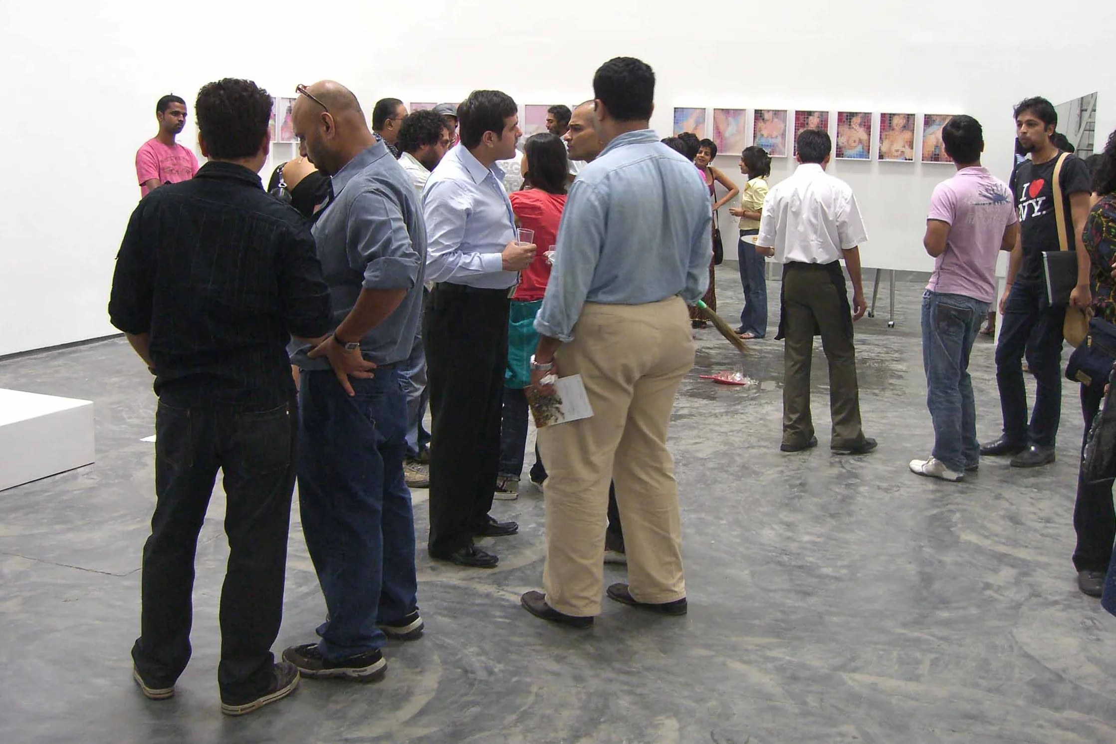 Exposição coletiva loosentiefirst , na Gallery Maskara, em Mumbai, India, 2008.