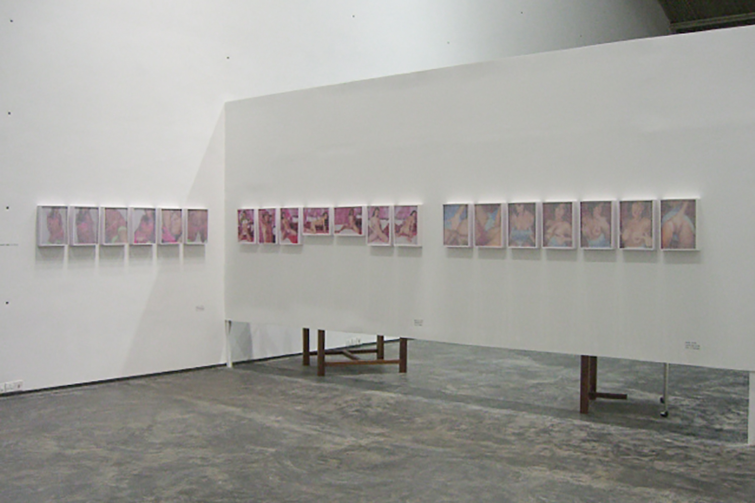 Exposição coletiva loosentiefirst , na Gallery Maskara, em Mumbai, India, 2008.