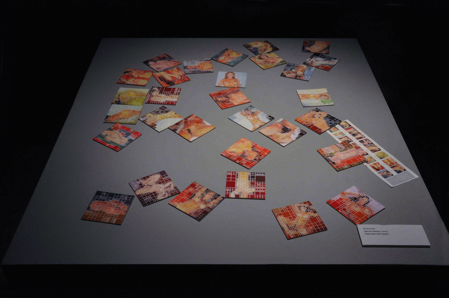 Por Aqui, Formas Tornaram-se Atitudes , exposição coletiva com curadoria de Josué Mattos, no SESC Vila Mariana, em São Paulo. Setembro de 2010. Obras: Jogo da Memória , 2009