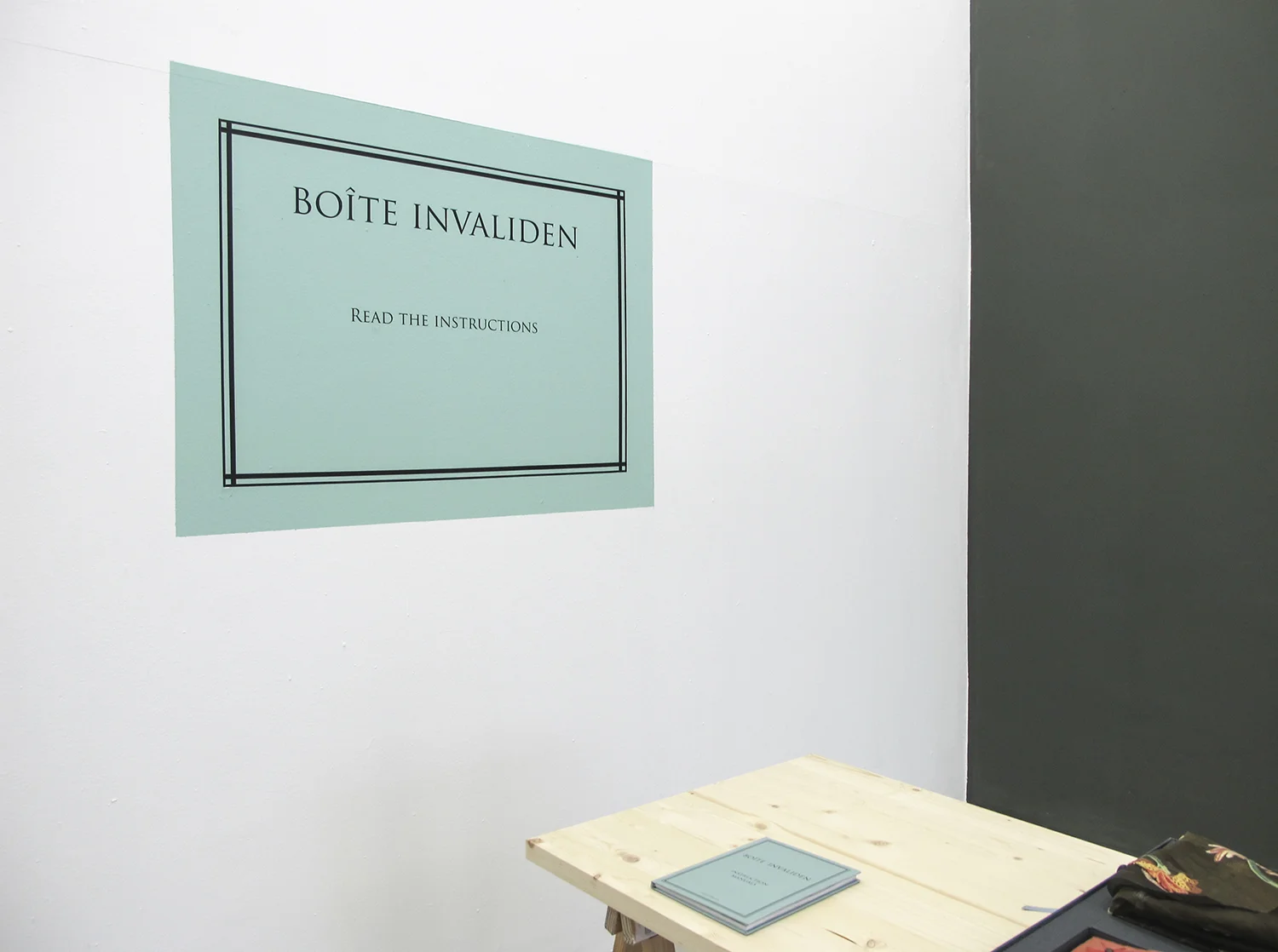 Boite Invaliden : exposição coletiva na Invaliden1 Gallery, em Berlim, Alemanha. Junho de 2011. Projeto de curadoria de Paulo Reis, com obras interativas transportadas desde São Paulo até a galeria em Berlim em uma valise.