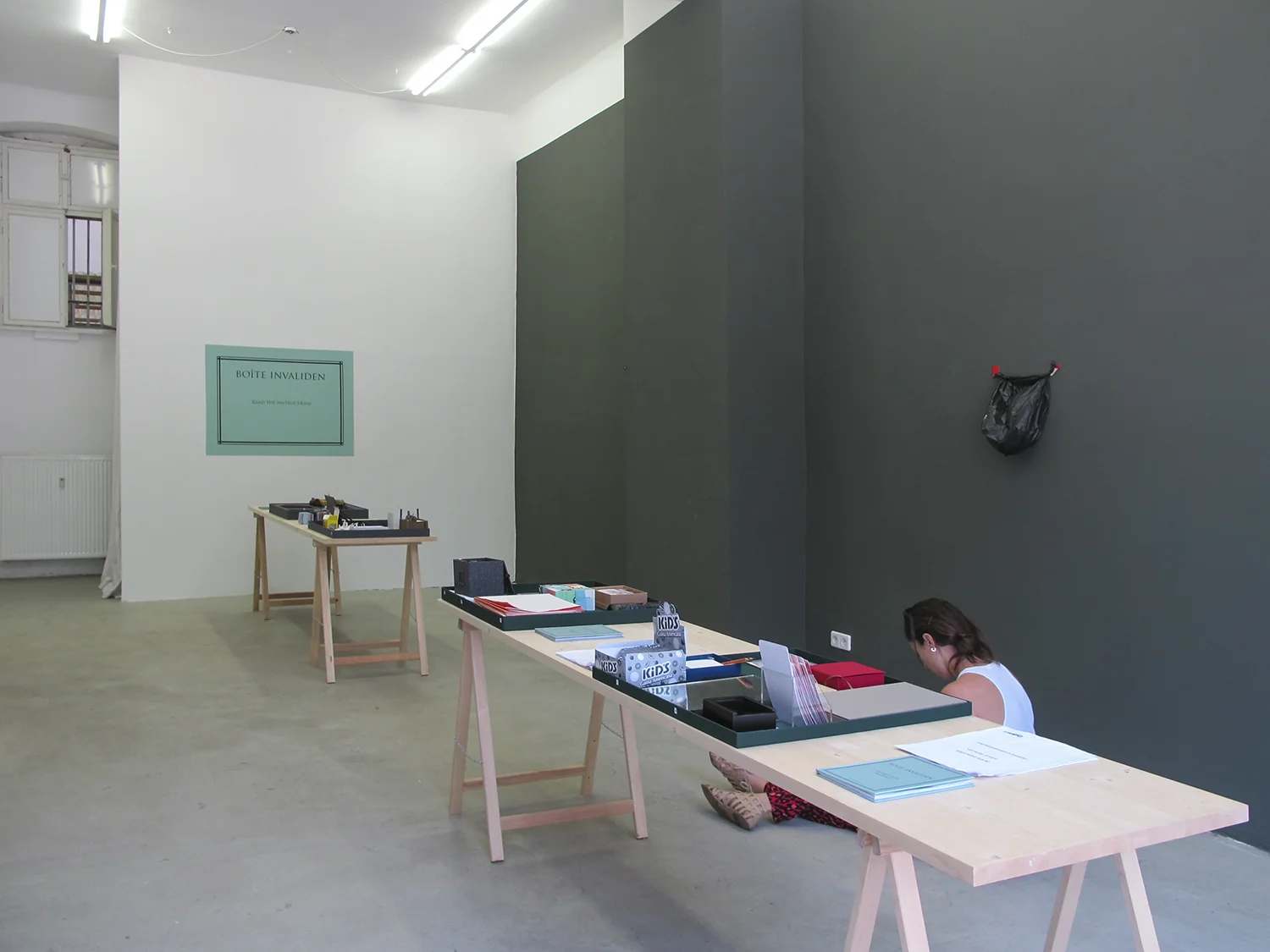 Boite Invaliden : exposição coletiva na Invaliden1 Gallery, em Berlim, Alemanha. Junho de 2011. Projeto de curadoria de Paulo Reis, com obras interativas transportadas desde São Paulo até a galeria em Berlim em uma valise.