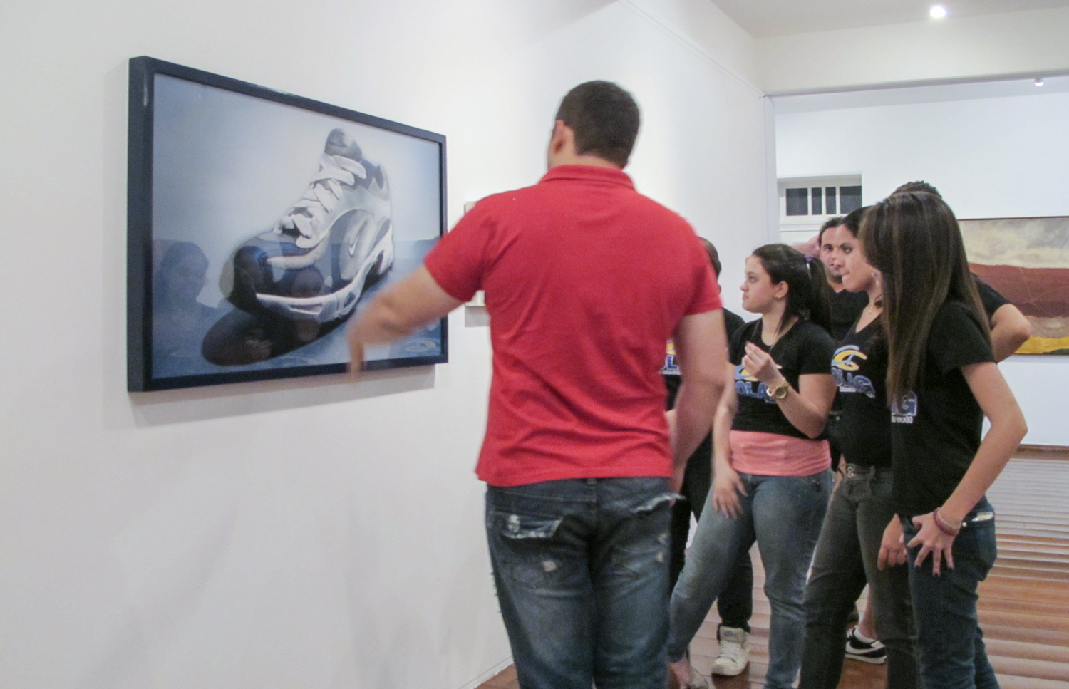 MARP and the Body of Art : group show at MARP – Ribeirão Preto Museum of Art , August 2011. Work on show: Nike: R$ 35,00 (What Seduces You series) (MARP Collection)