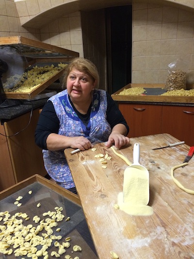 An orecchiette lesson in Bari's old town