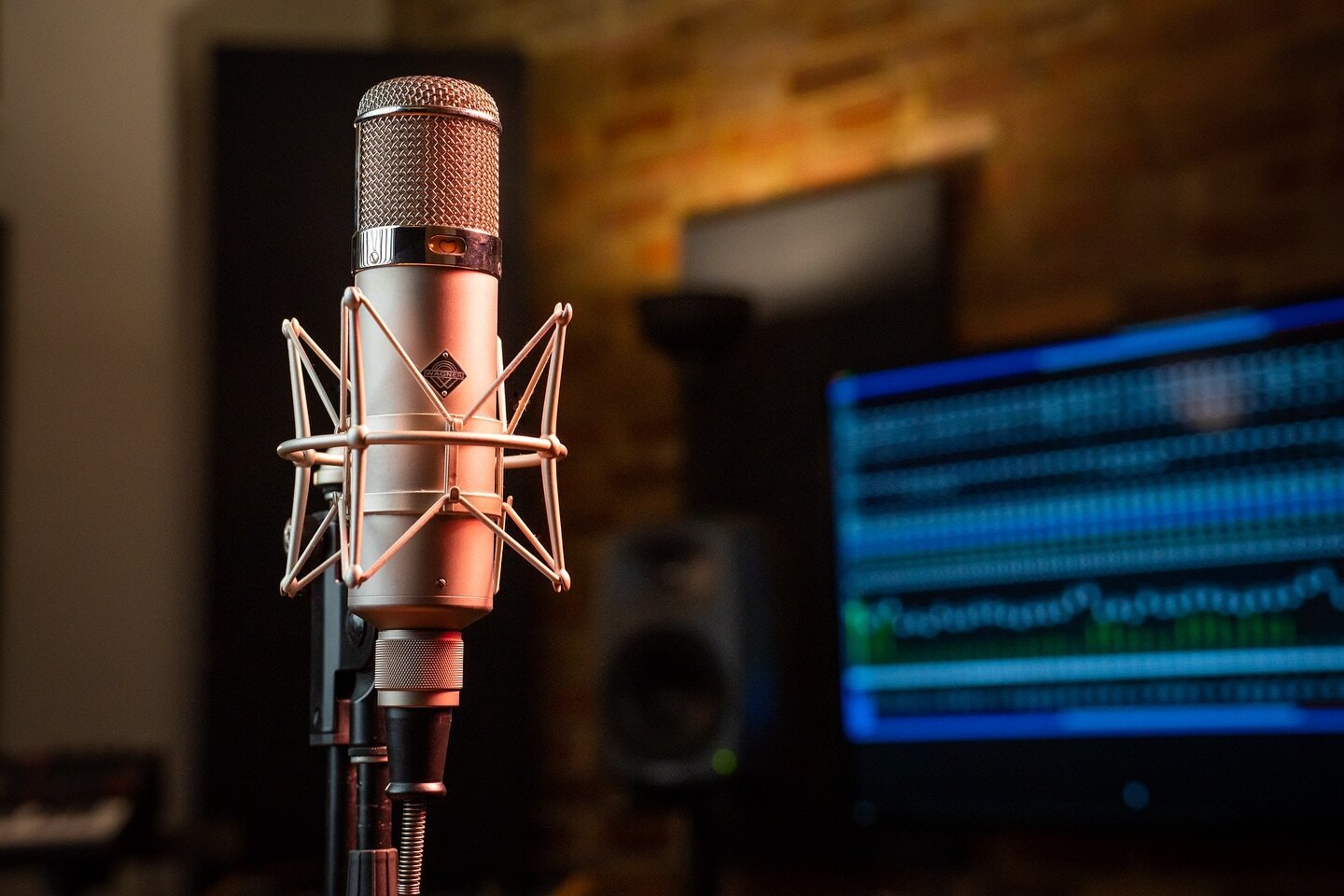 Microphone collection show-off day! Imagine stepping into a time machine, back to the golden era of recording. The Wagner U47 isn&rsquo;t just a microphone; it&rsquo;s a portal to that lush, analog warmth that modern gear spends lifetimes trying to e