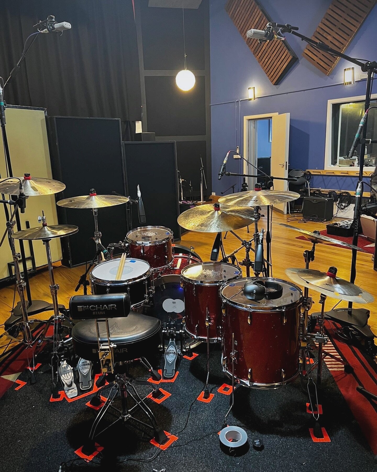 @earthcaller Drum Production wrapped! This new record is 🔥 🔥 🔥and some of our best drum sounds yet! Helps when @clinchy_drums brings in a 20k kit 😛 @austrian_audio OC818 on overheads, spot miced everything for big impact! Tested out the new @amsn