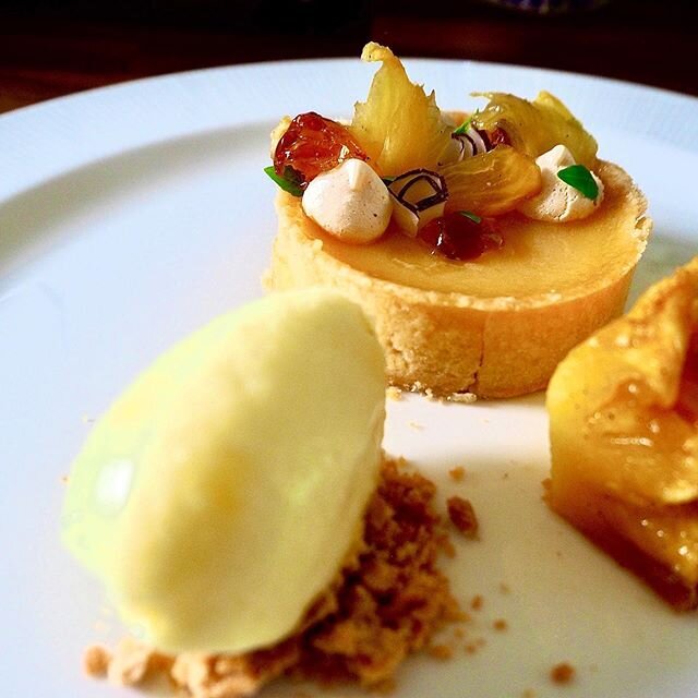 &bull;&bull; Fruit Collab &bull;&bull;
Coconut Custard Tart with Roasted Pineapple, Pineapple Sorbet, Rum Jelly and Meringues. #foodietart
-
Joined up with 
@uzmasaleemakhtar 
@sugarandspicebymishi 
@minibeeswirl 
@secret._.blogs 
@nayyabable 
Check 