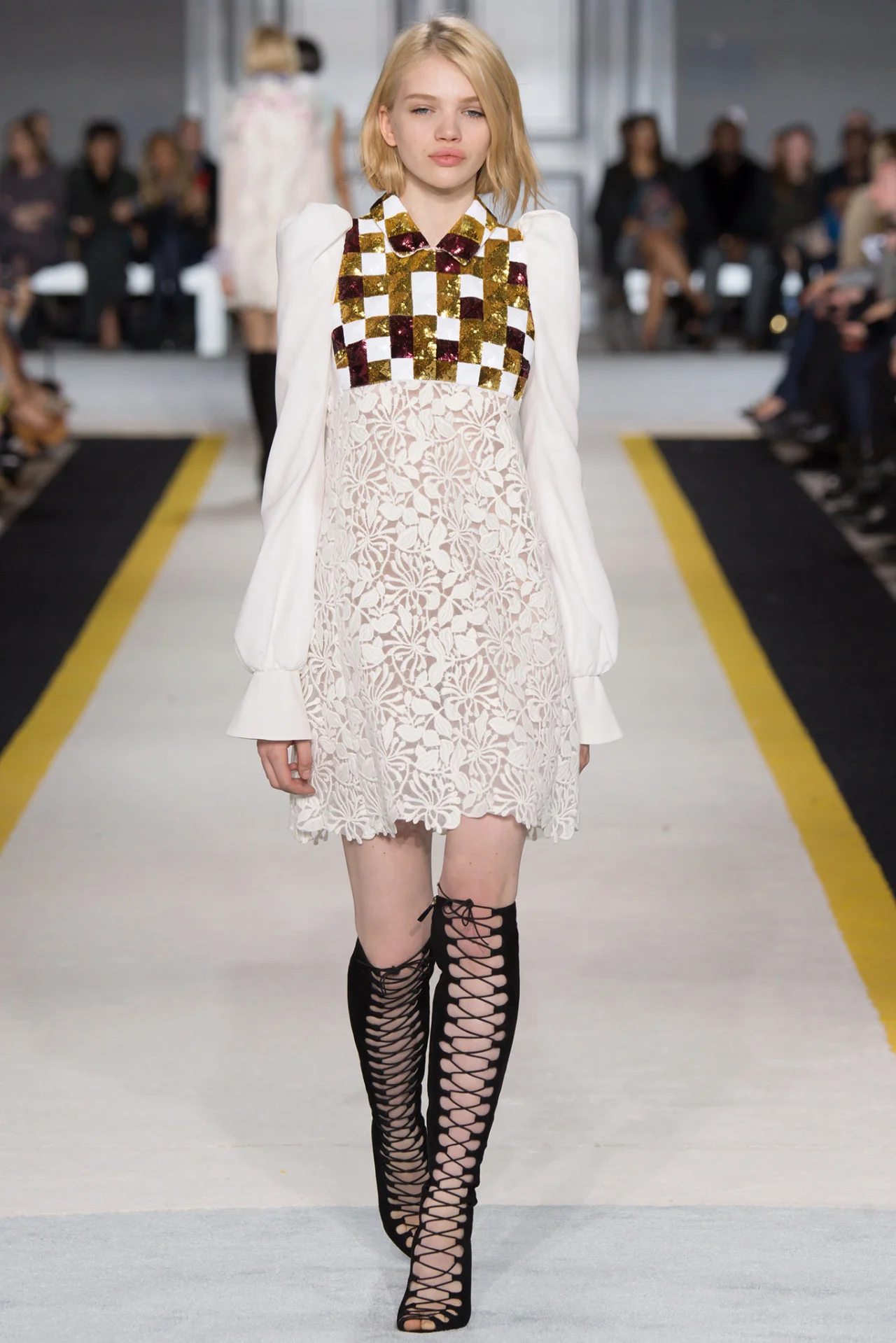 yourmothershouldknow:Giambattista Valli Otoño/Invierno 2015Semana de la Moda de París…..Giambattista Valli Autumn/Winter 2015Paris Fashion Week

the top is top