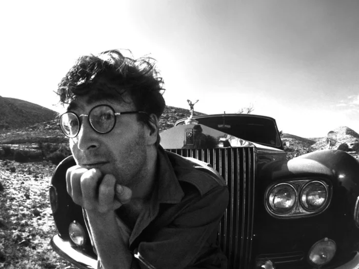 talent-only:

John Lennon

(via are2)