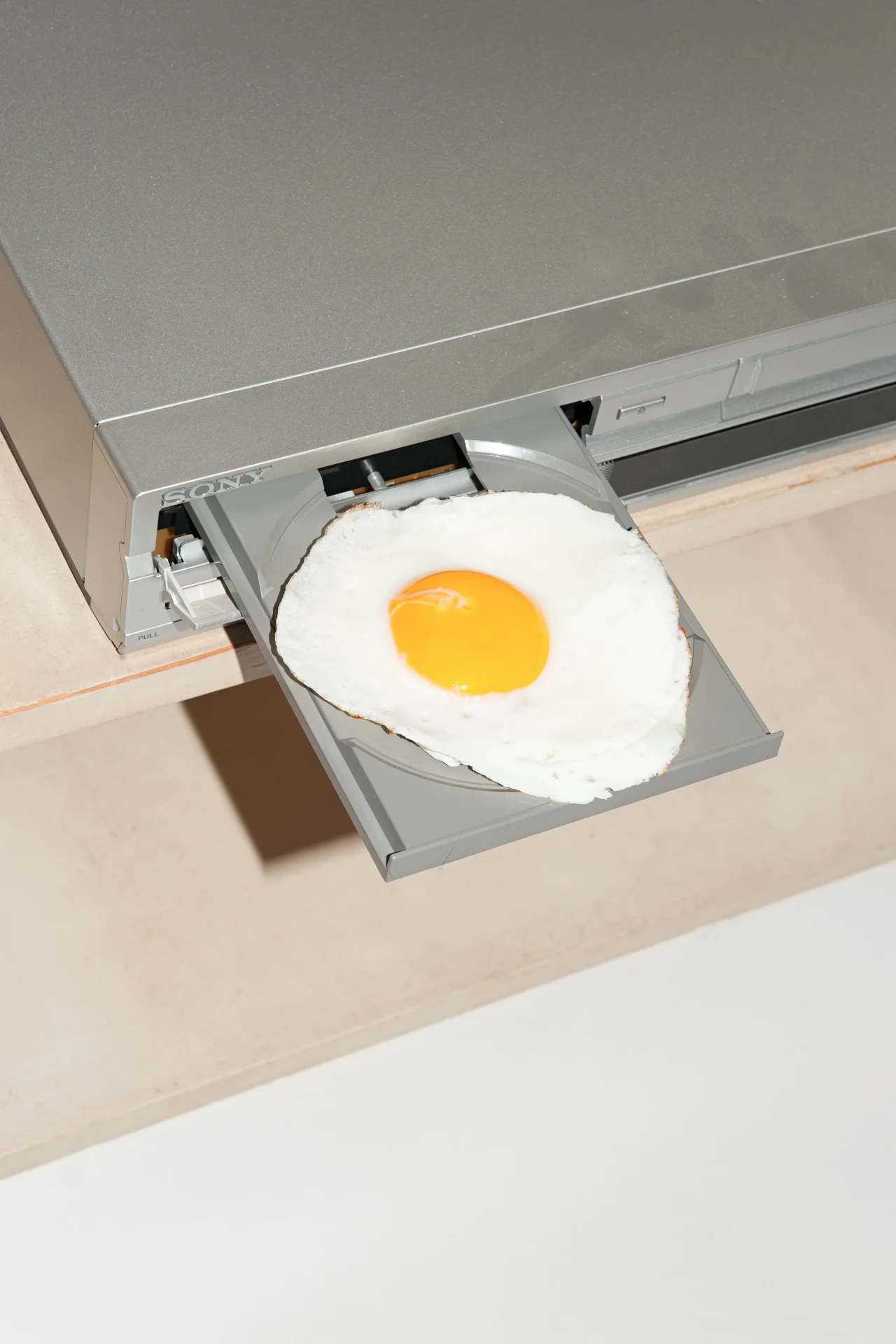 thejogging:

Egg Player, 2013
Photography
♣