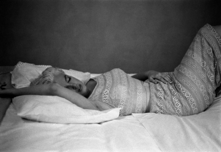 cavetocanvas:

Eve Arnold, Marilyn Monroe resting, Bement, Illinois 1955