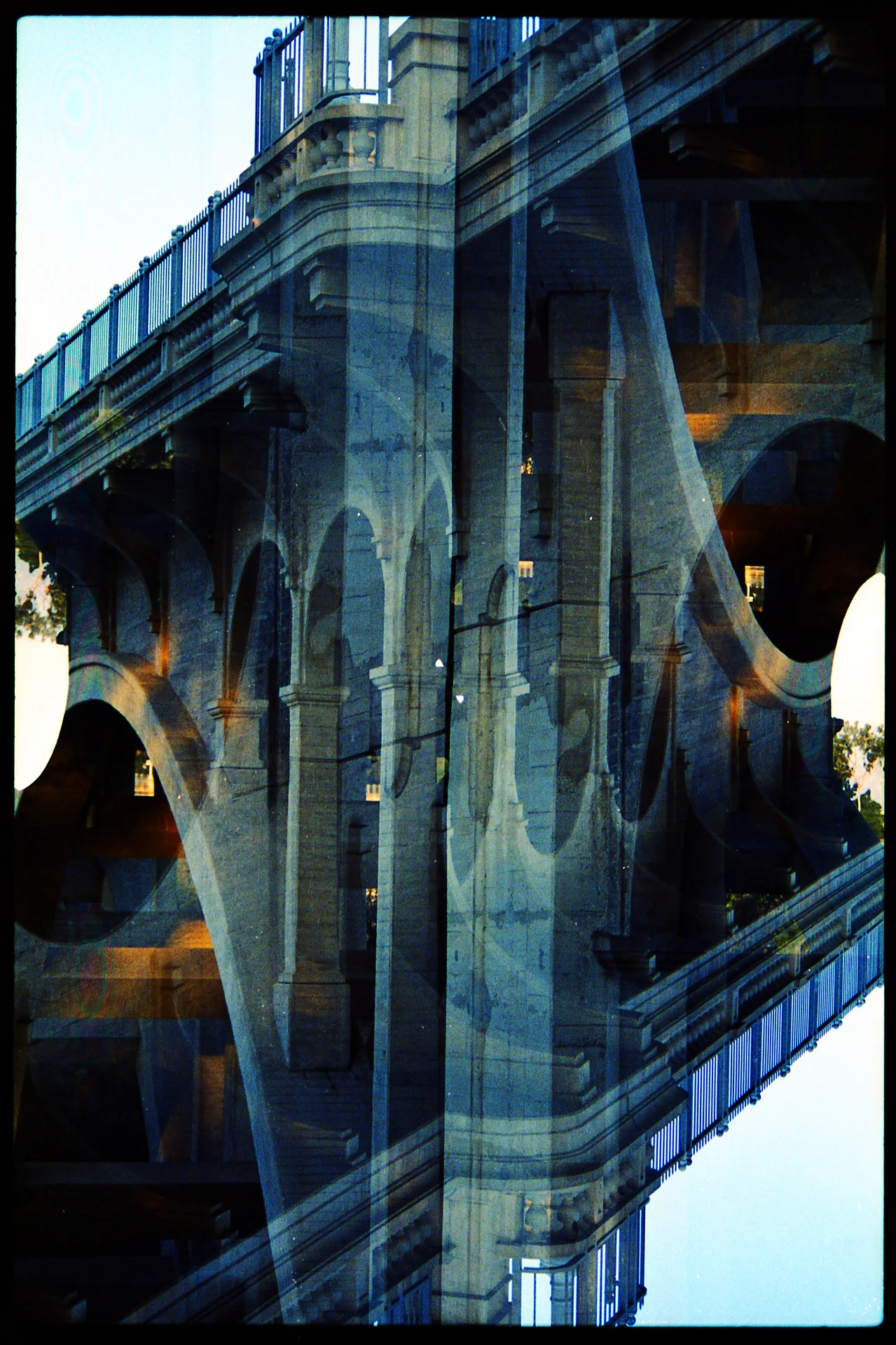 auxiliofaux:

Kodak 35mm 400 (10yr expired/heavy grain)
Pasadena, CA  
©2013auxiliofaux
