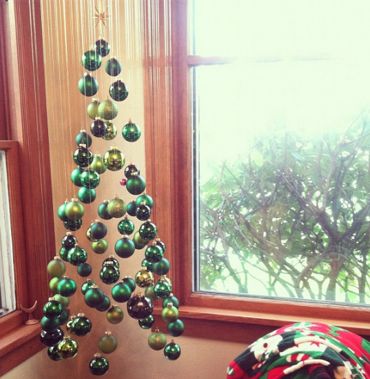tigrismedve:

“My sister’s roommate is an architect. Check out their suspended tree.”