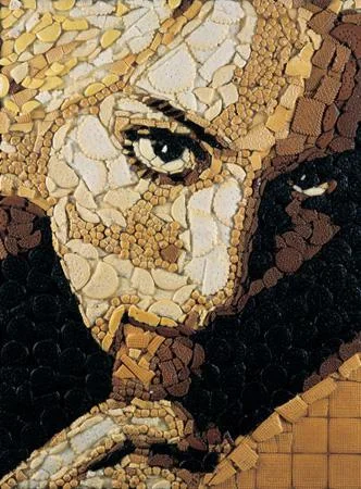 visualamor:

Made from assorted crackers and what not.
By Mondogo, one of my favorite art collectives from Argentina. 