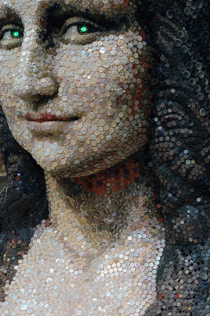 the-iridescence:

Mona Lisa made of buttons found inside the Hankyu shopping center, artist unknown, photo by Joe Collver.
