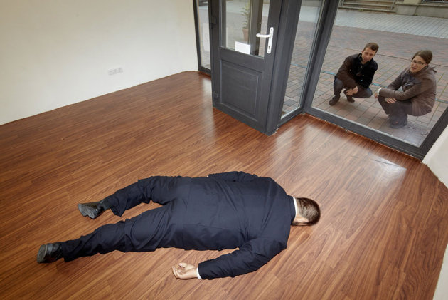 hydeordie:


Sculpture of Ai WeiWei Corpse causes panic
“A mock corpse of Ai WeiWei in an art gallery has caused commotion in a small German town, leading some panicked residents, mistaking the statue for a real body, to alert the police.”The life-s…