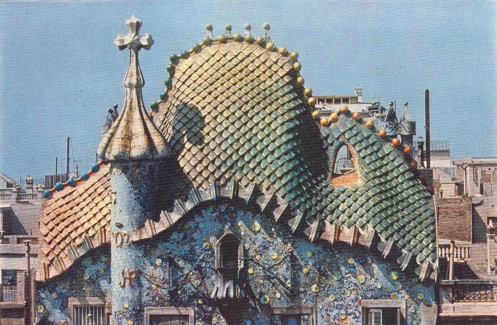 misswallflower:

Casa Batlló, building designed by Antoni Gaudi, 
Barcelona, Spain.