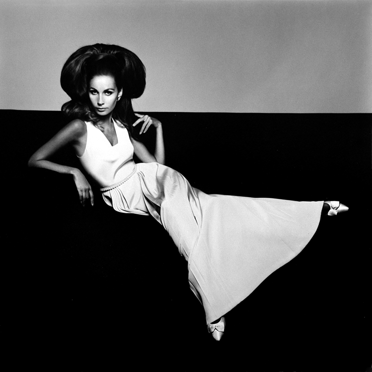 mrs-alfred-g-vanderbilt-by-richard-avedon.png