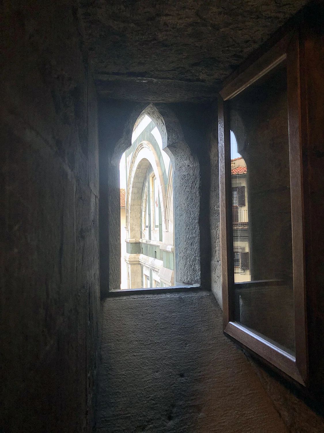 2018 ITALY_firenze_duomo_window.jpg