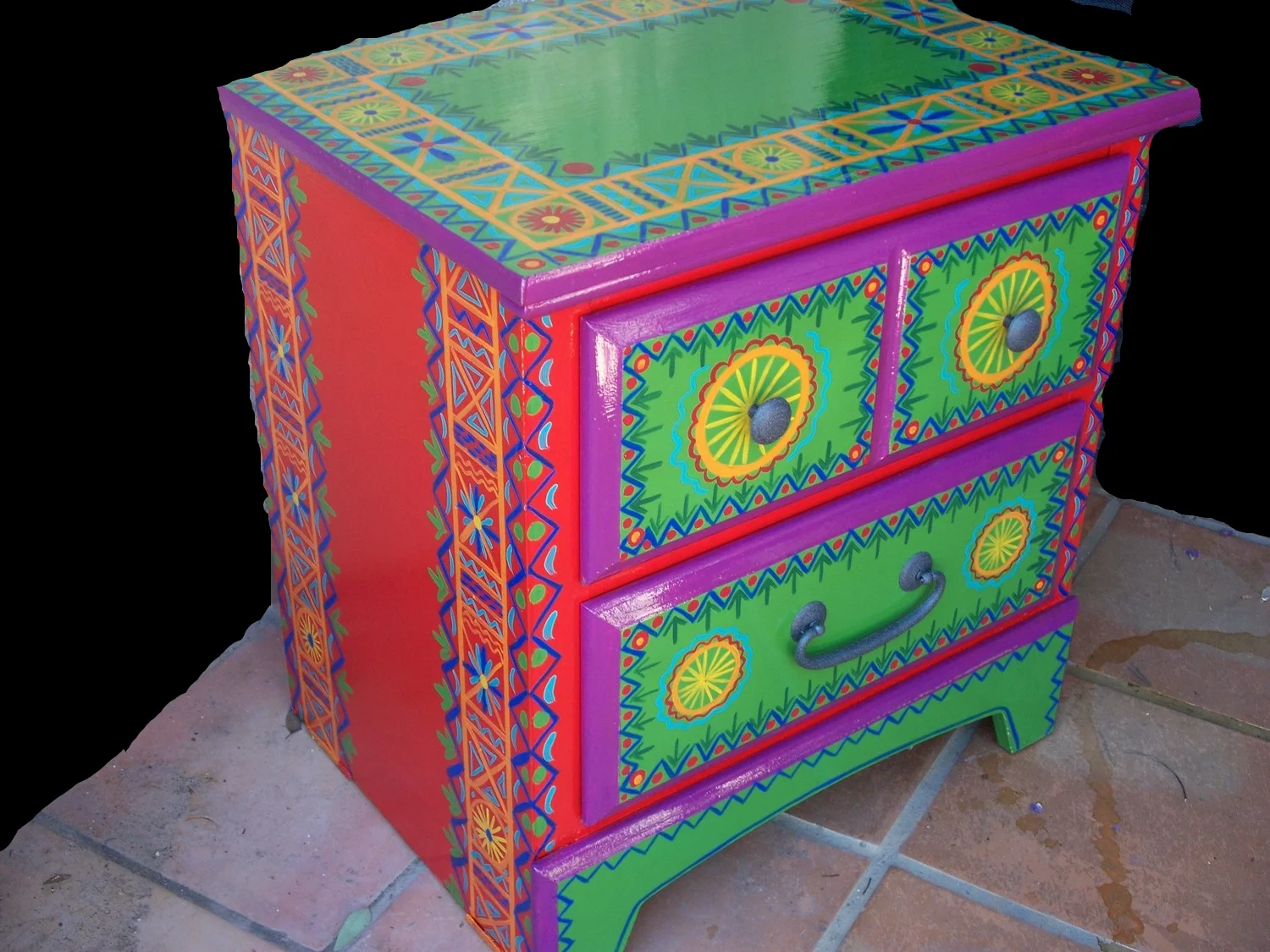  Small chest with&nbsp;red and green background. 