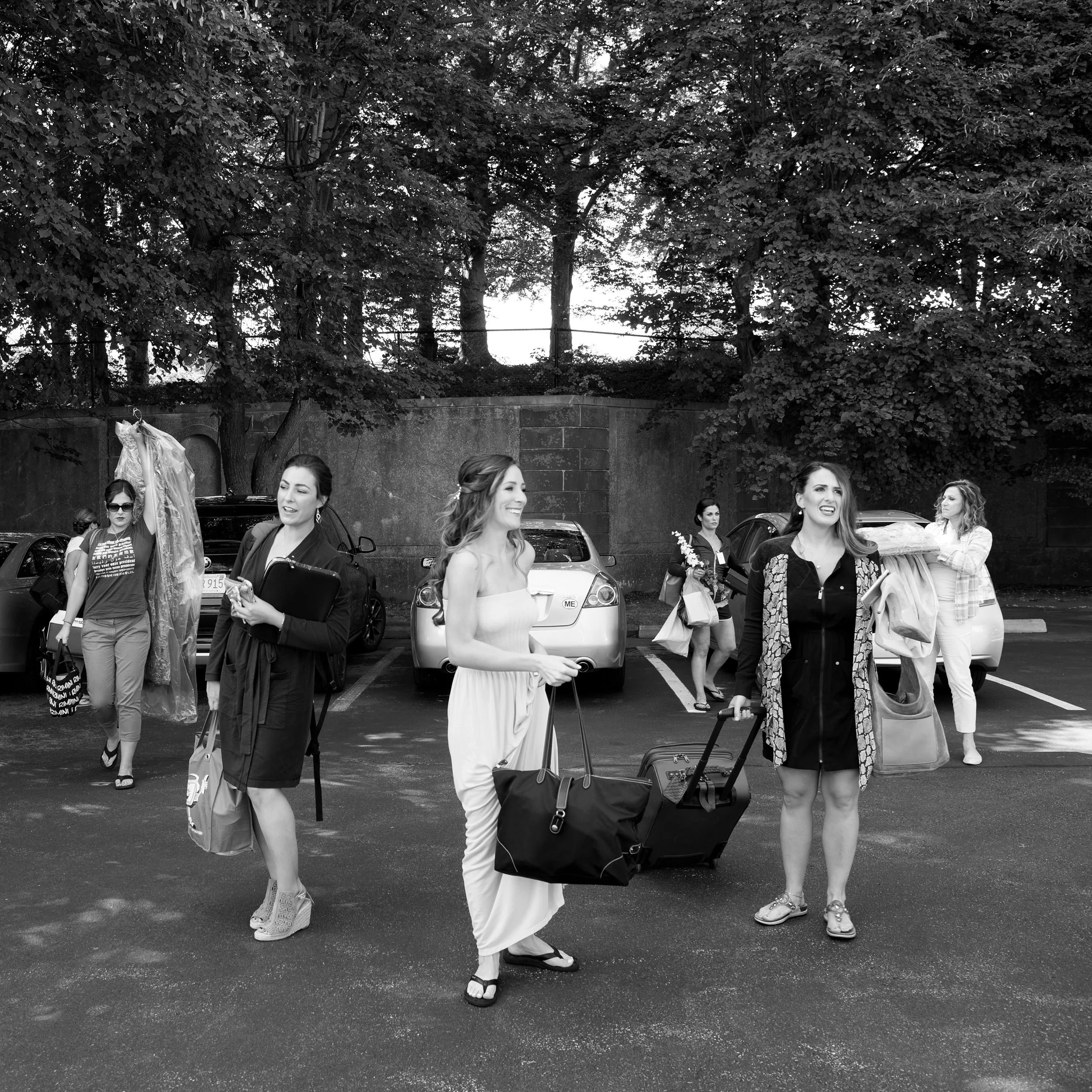 Bride and bridesmaids arrive at Glen Manor