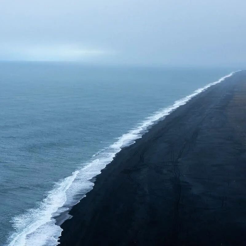 Black sand beaches are so pretty don't you think? The color palette of Iceland was just wonderful. The glacier blue, white snow, the black sand and green moss, don't forget the orange lava flows and the green auroras! 
🤩💯

#landscape_lovers
#landsc