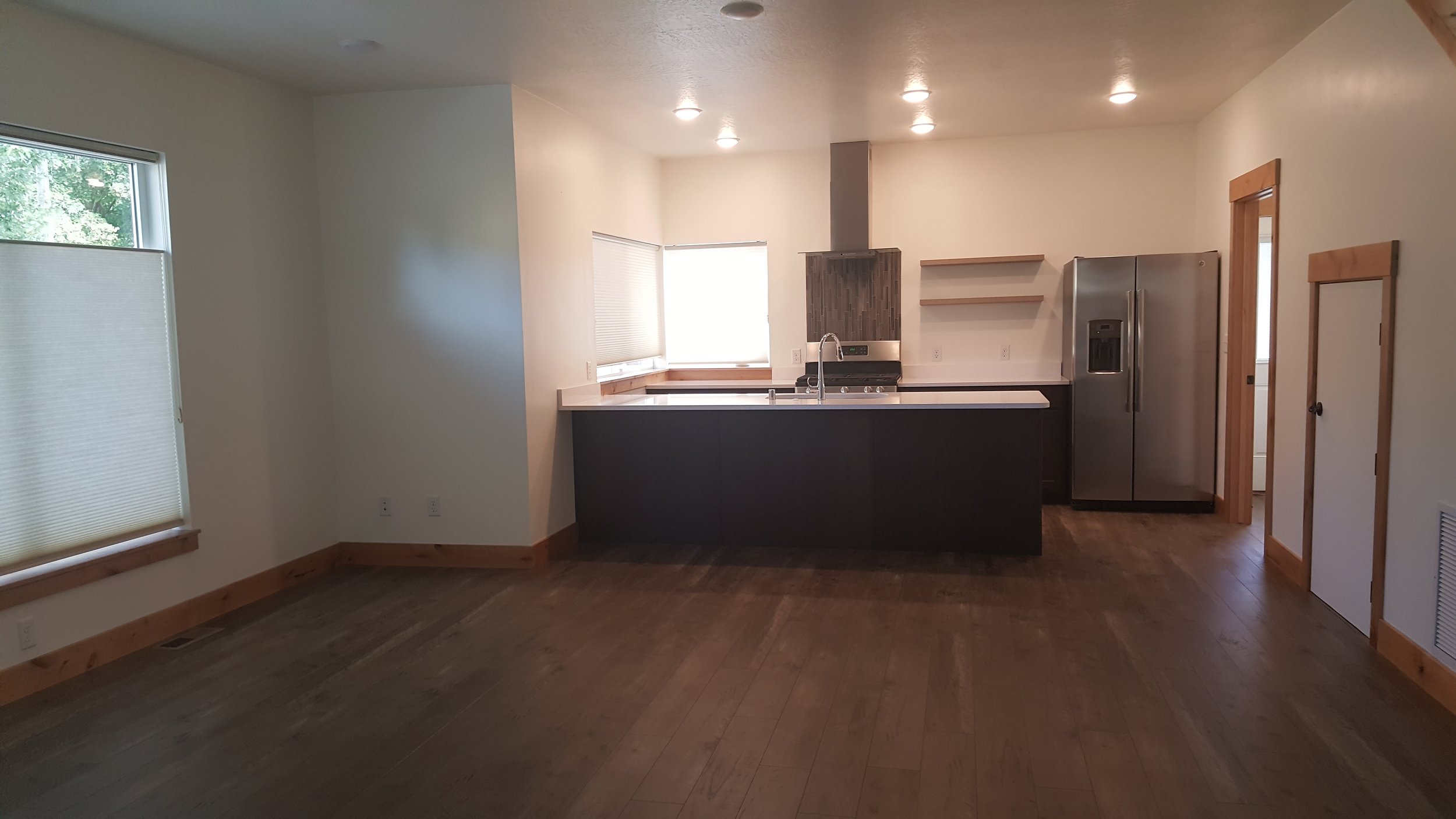 828 Woodford living to kitchen on main.jpg