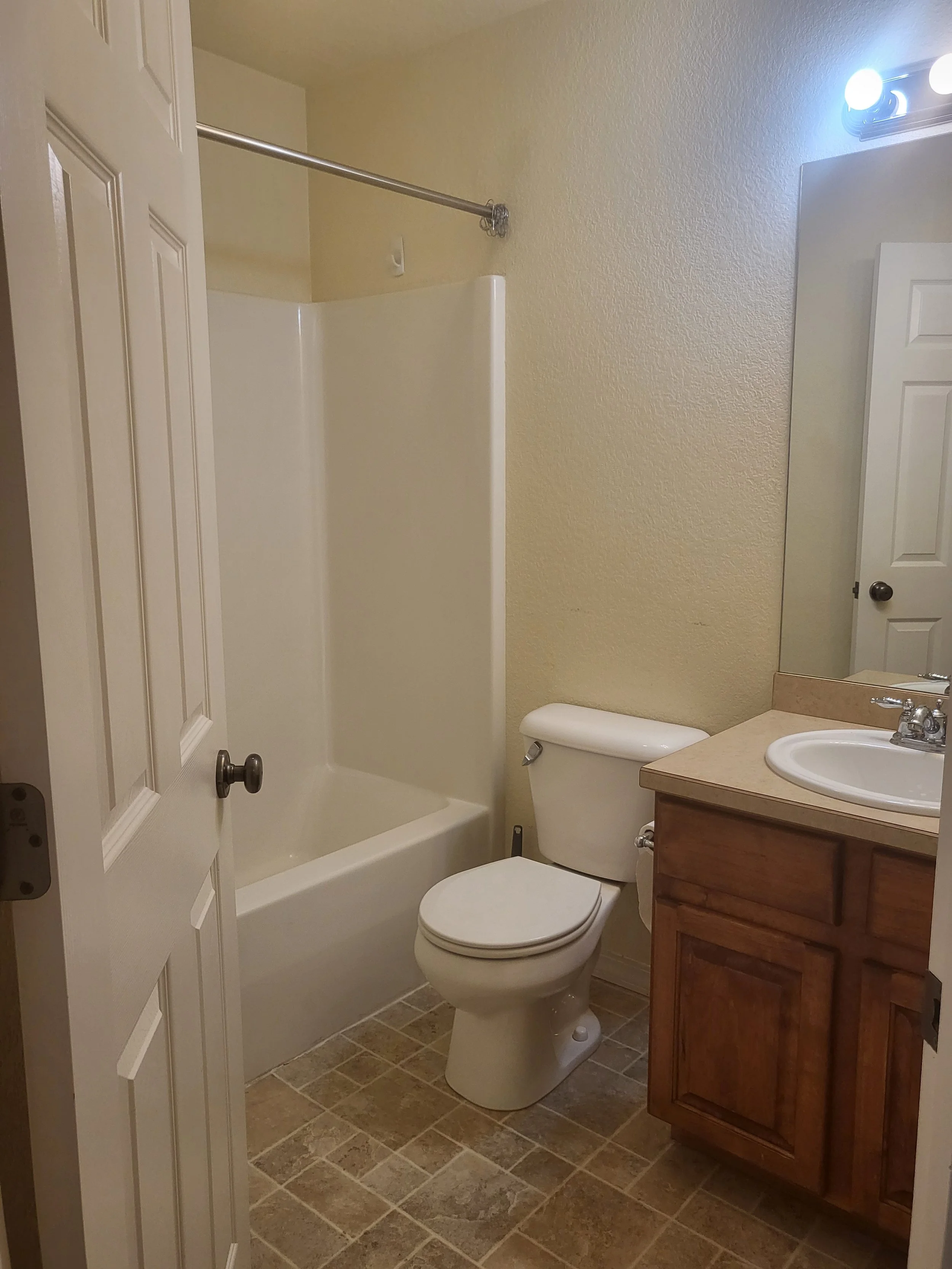 2808 O'Shaughnessy 2025 Hall Bath .jpg