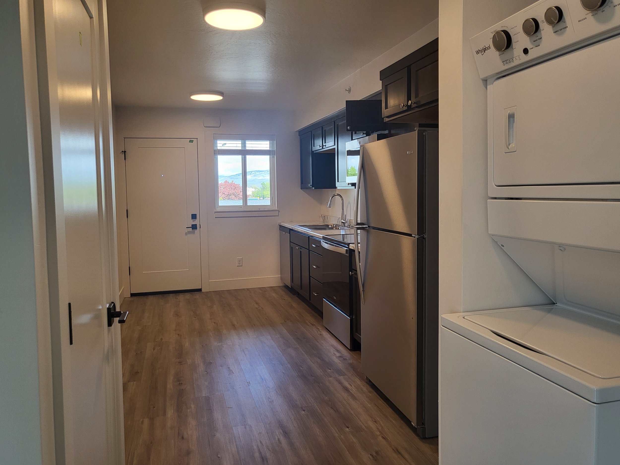 305 Dining to kitchen.jpg