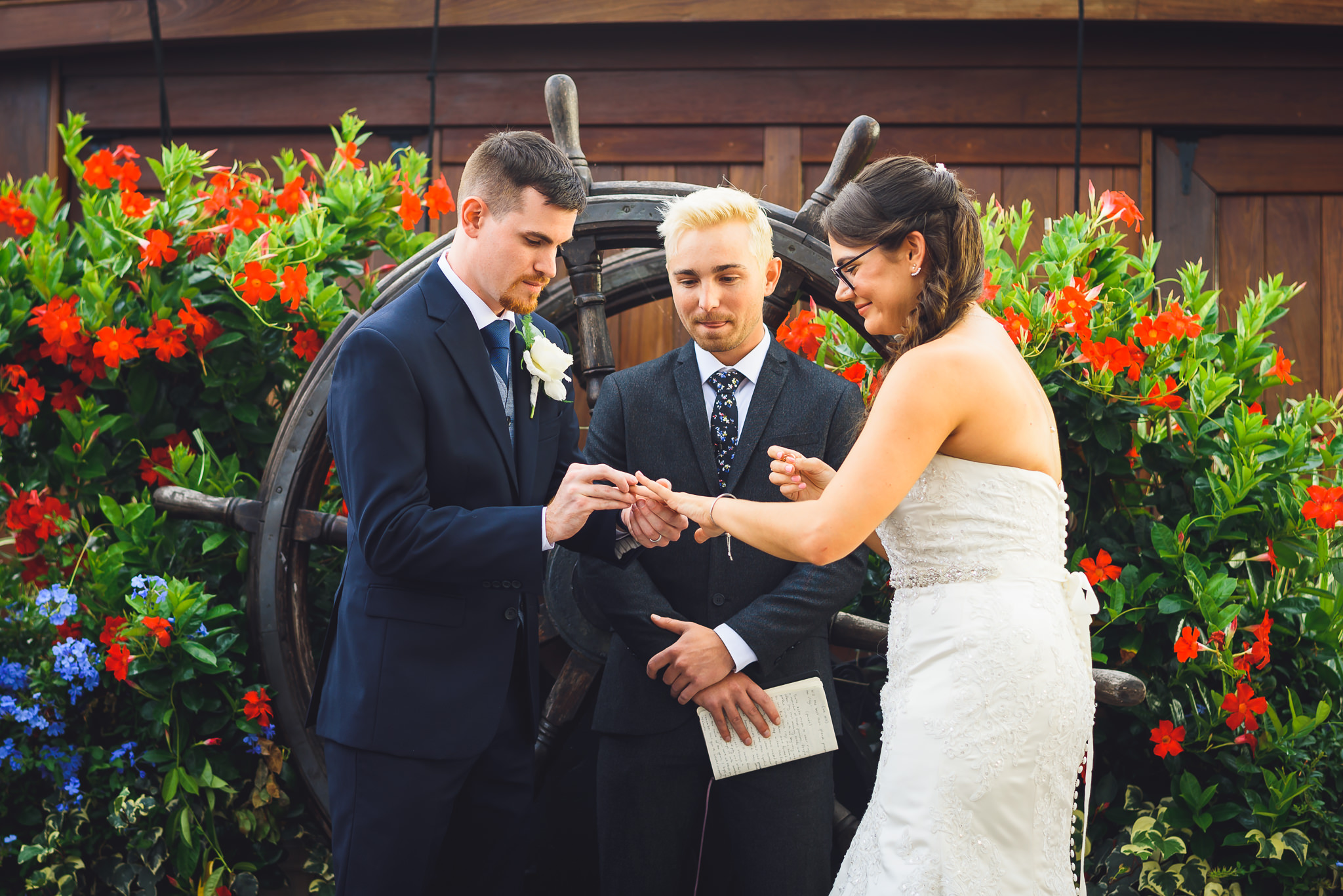Moshulu-Wedding-Photographer-0038.jpg