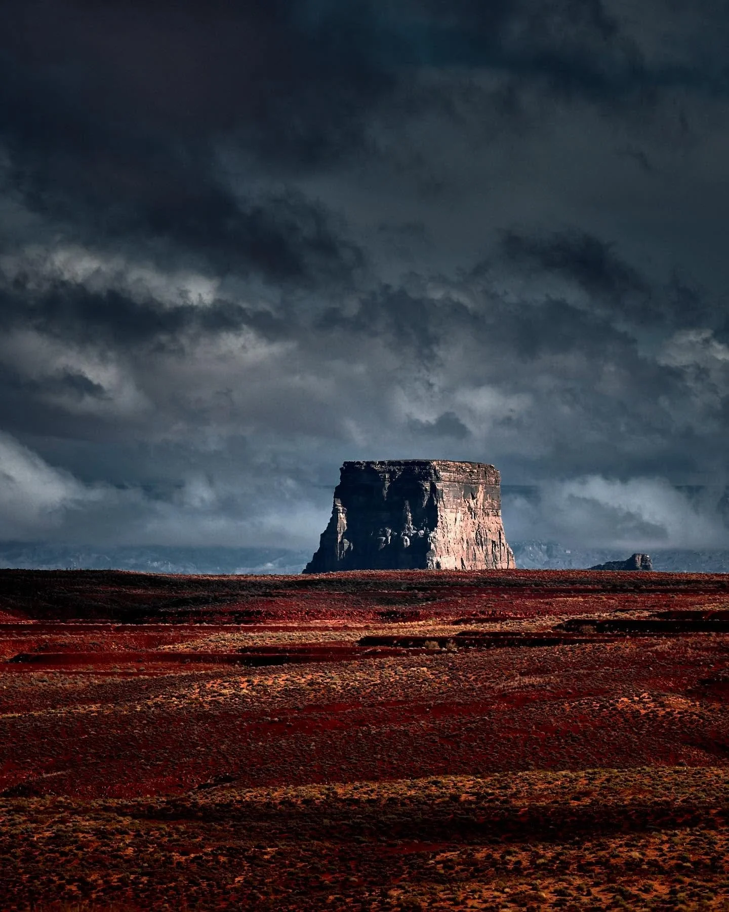 Arizona’s high desert doesn’t whisper — it roars in layers of stone, shadow, and silence.
These photos were captured near Page, Arizona, on the traditional lands of the Navajo Nation, whose stewardship has preserved some of the mos
