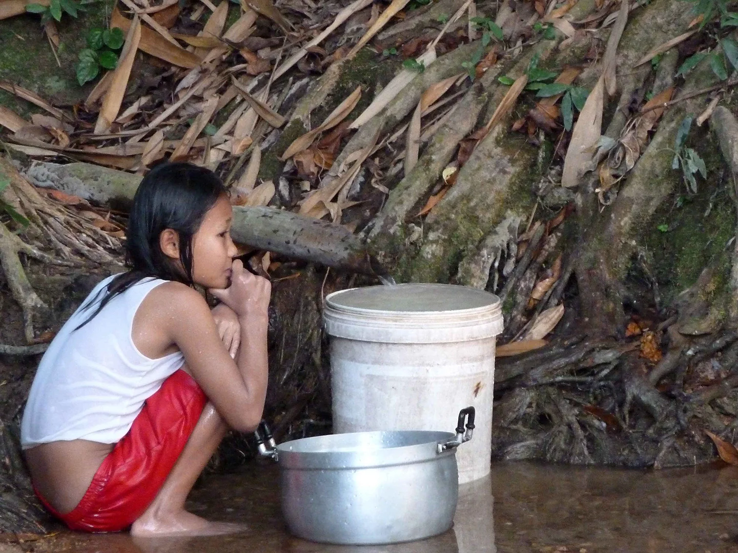 A child collecting water and cleaning (Fung Na community)