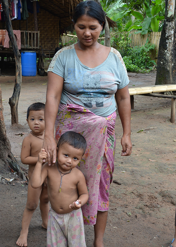A mother and her children in Mong Sa Tur