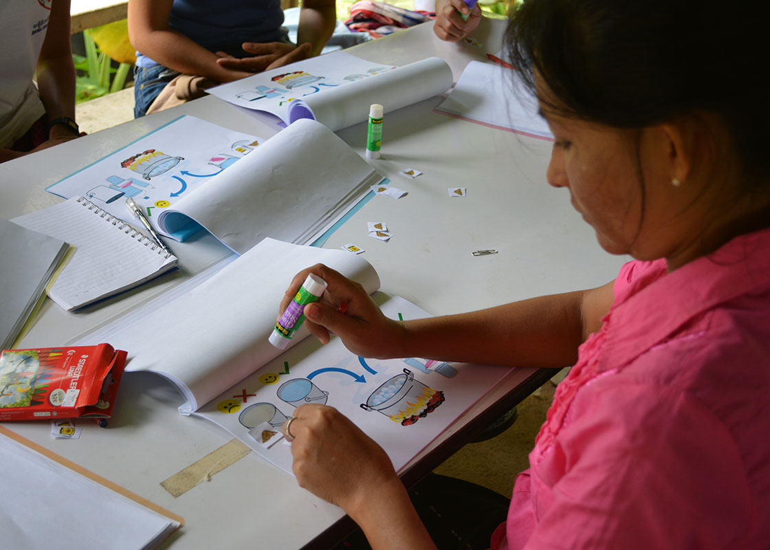 A participant using a sticker to indicate that boiling cannot remove turbidity from the water.