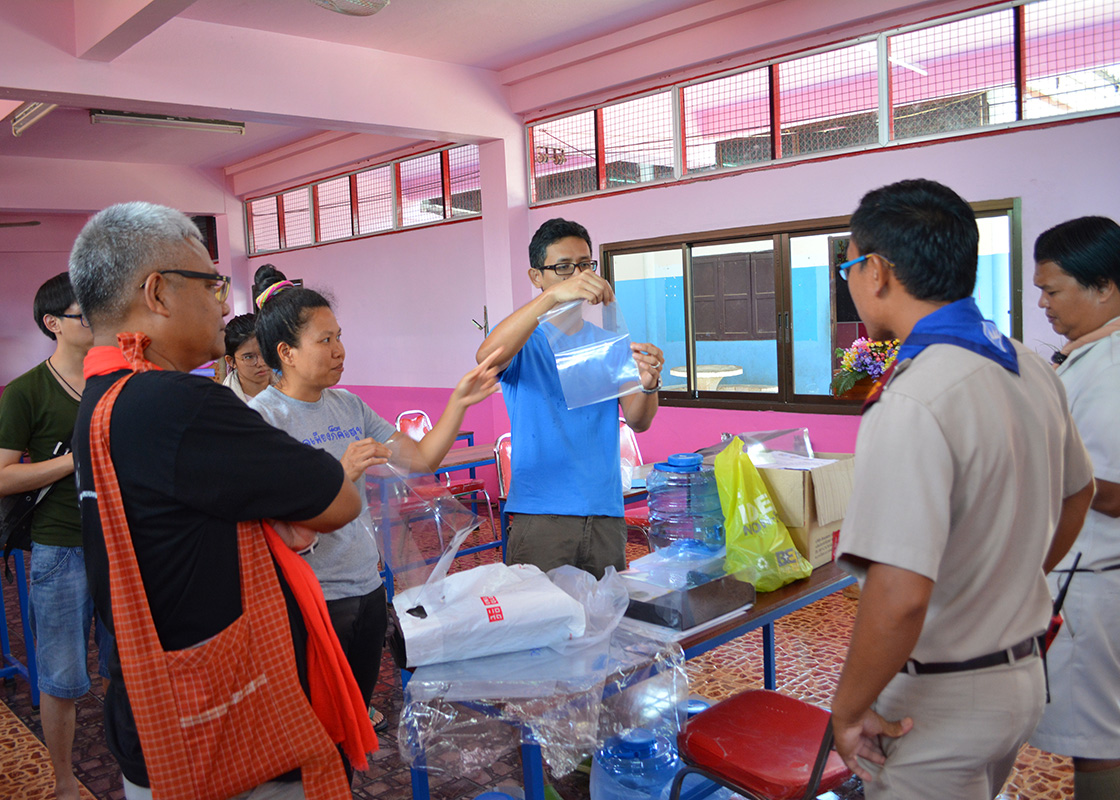 Sittha explaining the functions of the SODIS X components.