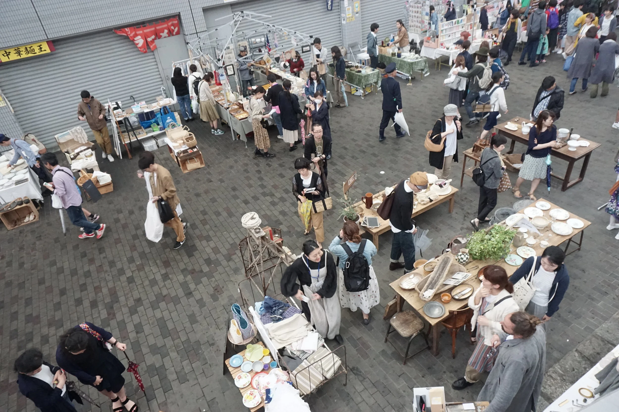 什麼是跳蚤市場/FLEA MARKET? 跳蚤市場的由來一般相信是於1860至1870年代之間的法國開始,當時在巴黎有大批的人要從一個地方搬遷到另一個村落去,有些大型的家當難以搬運,因此大家就拿出來拍賣,也就形成了所謂的二手交易市場。 1884年,巴黎政府爲維護市容,命令3萬多名靠撿破爛爲生的貧民,將市區廢棄物搬運到一處廢棄的軍營,貧民們自行分類過濾,並將有用的物品就地出售,形成了一處固定的市集。由於物品上經常有跳蚤,所以被稱爲跳蚤市場。 一般來說,歐美各國的大城市幾乎都有固定的跳蚤市場,越是古老的國家或城市,跳蚤市場裏的寶貝越多,所以,美國的紐約或洛杉磯,就比不上英國的倫敦、荷蘭的阿姆斯特丹或法國巴黎。 普遍上認為跳蚤市場是由法文「Marchè aux Puces」而來,也有另一個說法是當時他們搬遷時,商人將新的聚集地稱作「逃避市場」(FLEE MARKET),進而演變成「跳蚤市場」(FLEA MARKET),第三個說法則稱18世紀的紐約跳蚤市場,當時被稱為FLY MARKET,但荷蘭人將市集稱為VLIE,其發音為FLEA。 說到跳蚤市場,首要條件東西一定要「舊」,沒經時間歷練的物品是無辦法堆砌出味道的,同時在舊貨淘寶的另一種樂趣就是「價值時差」,在某些「獵人」的印象中,跳蚤市場是可以買到超值便宜貨的地方,1990年代後期,例如美國 Antiques Roadshow,強調在跳蚤市場買到的物品,其價值遠比它在跳蚤市場裡的售價為高。 亞洲沒幾個地方能做好,因為跳蚤本來這是一件「集體性」存在,要由不同年歷而且豐富種類性的舊物至能夠組成一個「市場」,其中最出彩的歷史不得不說北歐、法國、維多利亞老時期出產的物品,好啦好啦,越說越遙遠。 沒關係,因為最近我們的日本東京,就有一個近年舉辦得火熱的 “東京蚤之市”。