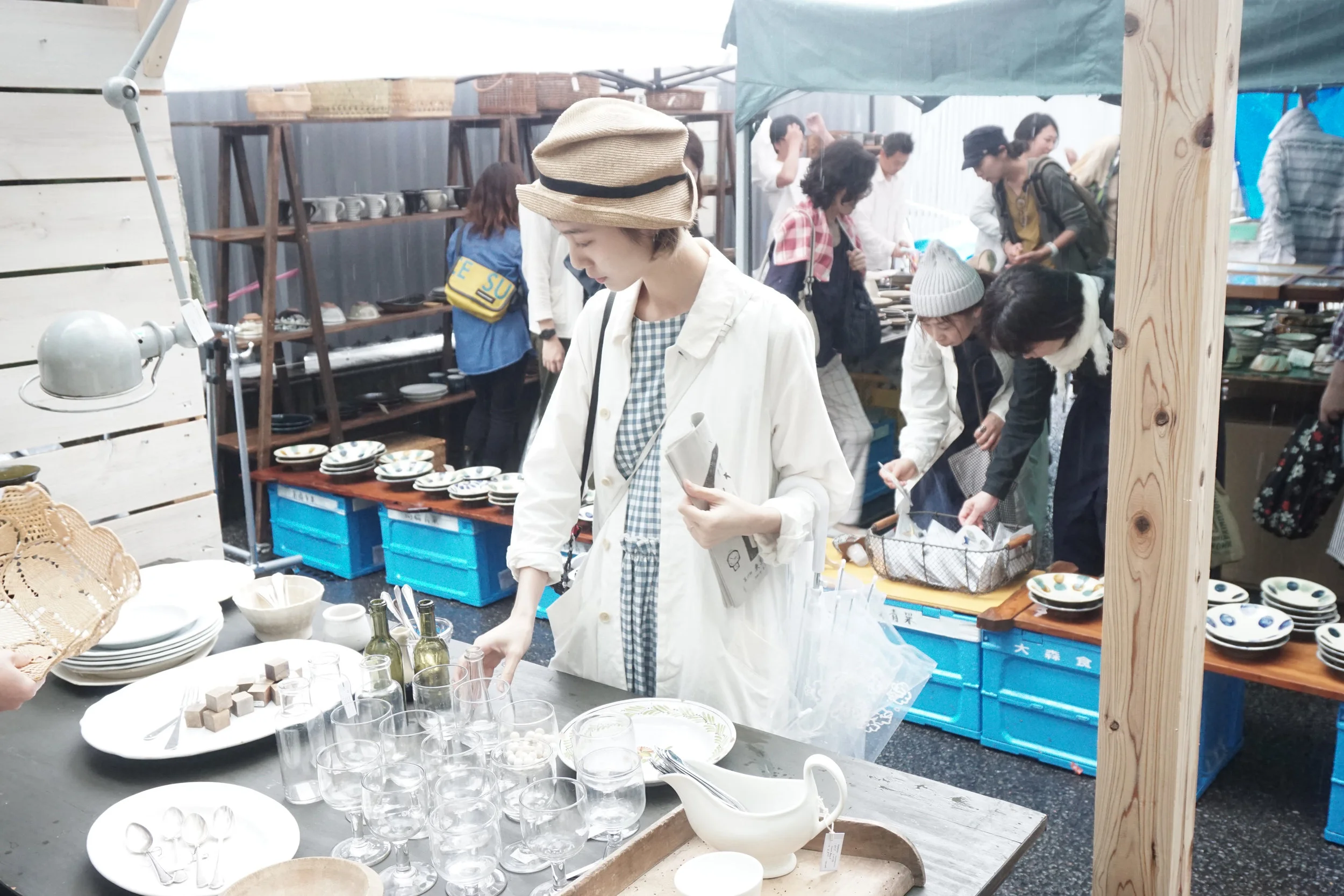 由於是次市集都是不同的店鋪合辦,每家店都已經有了自己的風格,一批批商品排列得整齊妥當的在桌面,日本人過份整理的「惡習」,反而讓人在雜物尋寶的慾望大減。相對歐洲的隨意性擺設,靠著雙眼快速在雜物堆搜索閃光,再以神經反應以最短速度判斷出「就是它!」,根據自己的閱歷、知識、眼光和直覺去選出「自己認為是好」的物品,讓自己成為獵人,才是尋寶的樂趣。